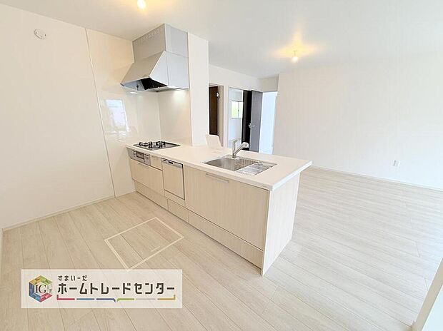 【【システムキッチン】】見栄えもよくお手入れもスムーズに出来ます。豊富な収納力もございますので、キッチンスペースをスッキリとお使い頂けそうです。