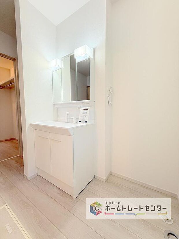 【【洗面所】】合わせ鏡が可能な3面鏡です。朝の忙しい時間でも身だしなみのチェックもここだけで完結できます。もちろん鏡の後ろは充分な収納力を持った収納となっており、視界に入る部分はスッキリと片付きます。