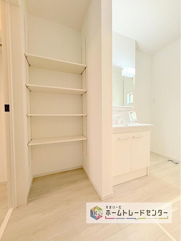 【【リネン庫】】タオル類や着替えなどを収納しておけば、お風呂上りもスムーズに着替えることができます。乾燥機から収納場所までの動線も短く、毎日嬉しいを実感できます♪