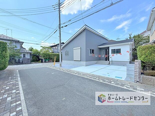 【前面道路含む現地写真】階段が無いため、生活動線がコンパクト!掃除もしやすいです♪また、構造が安定しやすく風の影響も受けにくいため、より安心してお住まいいただけます。