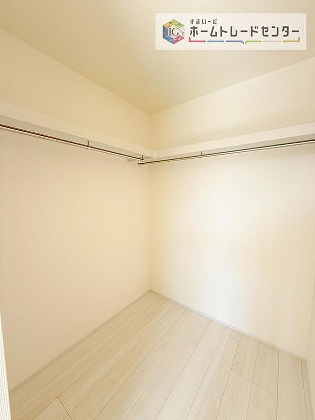 【収納】大容量のウォークインクローゼットです。どなた様でも収納に頭を悩ませたことがあるかと思います。ウォークインクローゼットがございますと一気に解決いたしますし、お部屋を最大限の空間ですっきりお使い頂けます。