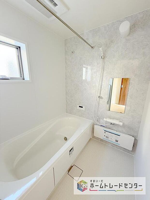 【【浴室】】一坪タイプのユニットバスは、足をしっかりと延ばして一日の疲れを癒すことが可能です。浴室暖房乾燥機も完備しておりますので、カビの心配が無いのはもちろん、雨の日のお洗濯物はお風呂で乾かせます。