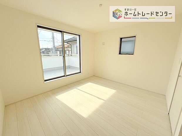 【リビング以外の居室】日当りの良さは写真でも充分に伝わるかと思いますが、開放感のある周囲にめぐまれたおかげで、風通しもとても良くなっております。ぜひ現地を見ていただき体感していただきたいポイントです。