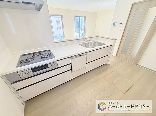 【【システムキッチン】】見栄えもよくお手入れもスムーズに出来ます。豊富な収納力もございますので、キッチンスペースをスッキリとお使い頂けそうです。
