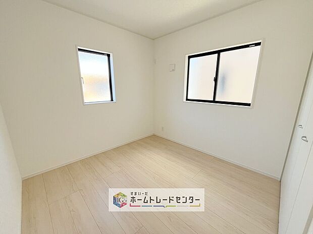 【洋室】2面採光の洋室です。窓からの眺望もよくなり視界が広いので、部屋にいても飽きません、そしてもちろん大切なのは明るさと風通し、明るい日差しと心地よい風で自分のお部屋でくつろげる贅沢をご提供します。
