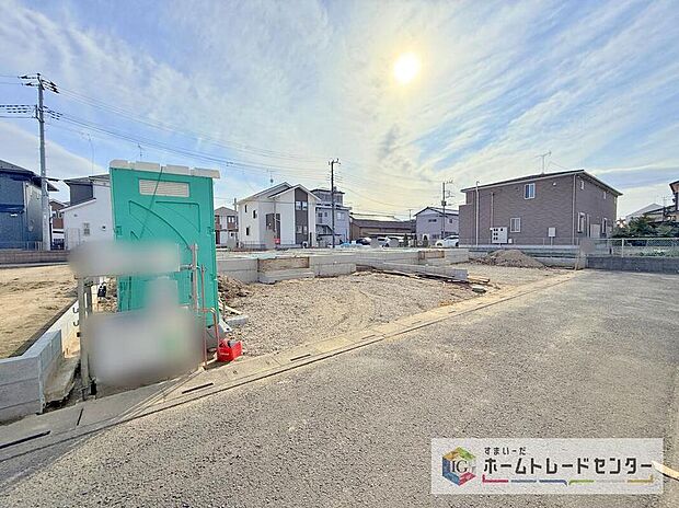 【現地外観写真】どのような建物が建つか、間取りの広さはどうかなど、気になる点は丁寧にご説明いたします。資料請求やご案内は即日対応いたします。土日や平日、お仕事終わりの時間など、ご都合に合わせてご案内いたします。