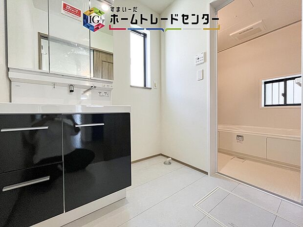 【【洗面所】】合わせ鏡が可能な3面鏡です。朝の忙しい時間でもの身だしなみのチェックもここだけで完結できます。もちろん鏡の後ろは充分な収納力を持った収納となっており、視界に入る部分はスッキリと片付きます。