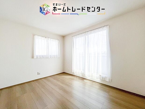 【洋室】2面採光の洋室です。窓からの眺望もよくなり視界が広いので、部屋にいても飽きません、そしてもちろん大切なのは明るさと風通し、明るい日差しと心地よい風で自分のお部屋でくつろげる贅沢をご提供します。
