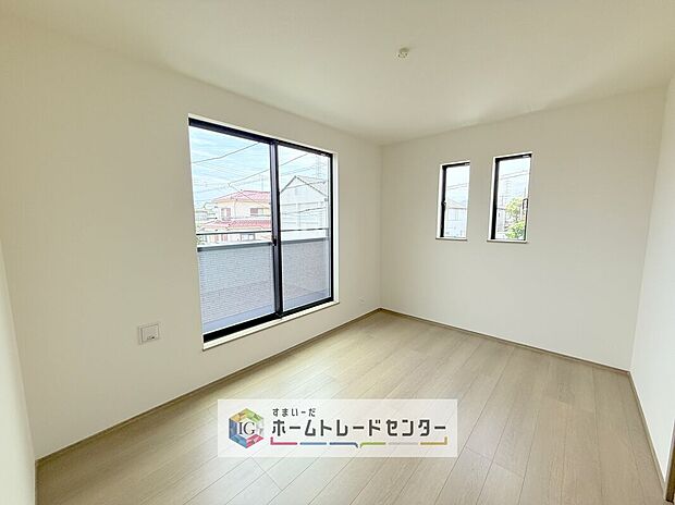 【洋室】2面採光の洋室です。窓からの眺望もよくなり視界が広いので、部屋にいても飽きません、そしてもちろん大切なのは明るさと風通し、明るい日差しと心地よい風で自分のお部屋でくつろげる贅沢をご提供します。
