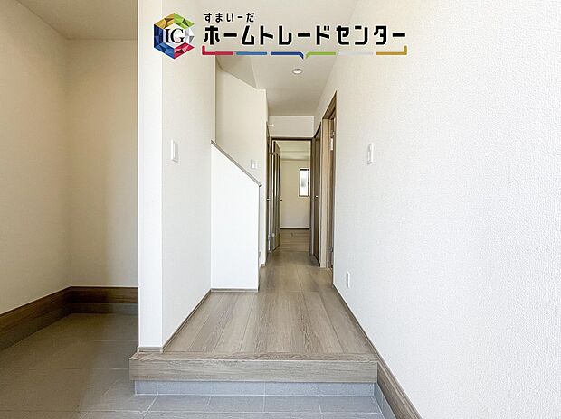 【玄関】見えにくいですが、玄関入ってすぐにはシューズinクロークがございます。ベビーカーや外で遊ぶおもちゃ、趣味で使う大きな荷物を置いたりと多彩な用途にご利用いただけます。玄関自体の開放感にもつながっています
