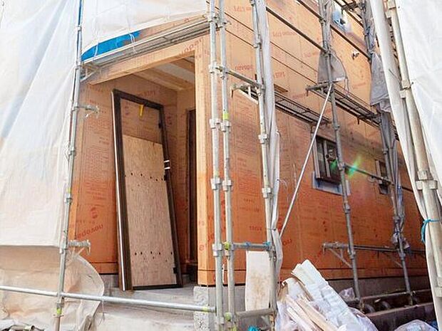 【【地震や台風などの水平力に耐える「耐力壁」】】構造用面材には国土交通大臣認定パーチクルボード9ｍｍ厚（大臣認定仕様 FRM-0177）を使用。一般的には2.5倍の壁倍率も、2.9倍に設定しています。

