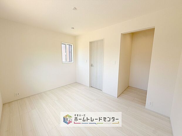 【洋室】各居室に収納を完備しております。収納が豊富な住宅は居室空間がしっかりと使えるので暮らしやすさが断然に上がります。荷物をを気にすることなく家具の配置をお好み通りにできるのも大きな魅力です。
