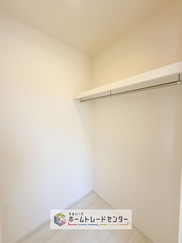 【ウォークインクローゼット】分かりにくくてすみません、ウォークインクローゼットです。各部屋に収納があるのはもちろんですが、同規模の収納をこの物件では3つ設けました。居室はスッキリとなり、空間を最大限有効利用していただけます。
