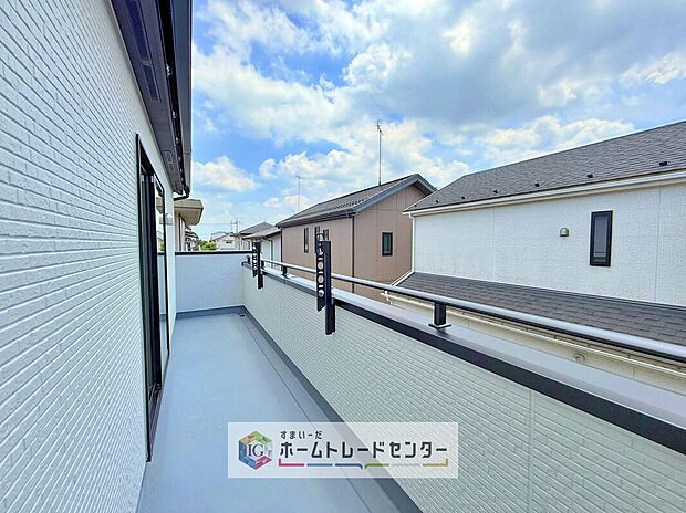 【バルコニー】南面に面したバルコニーはもちろん日当たり良好です。お洗濯物を干していただく際にも楽にできるように奥行きを広くお取りいたしました。明るく、暖かなゆとりあるスペースで快適に家事を行っていただけます。
