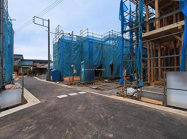 【前面道路含む現地写真】資料請求やご案内も即日対応いたします♪同じ施工例の物件見学や、完成イメージプレゼンテーションも承っております。どのような建物が建つか、間取りの広さは？など気になる点を一つ一つご説明させていただきます。