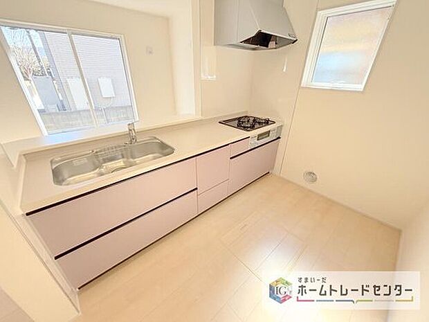 【キッチン】人気の対面式キッチン☆お食事の準備をしながらでもご家族とのコミュニケーションを楽しめます♪スライドタイプの収納を採用してますので、奥までしっかりと収納空間を利用できます。取り出しも簡単に♪

