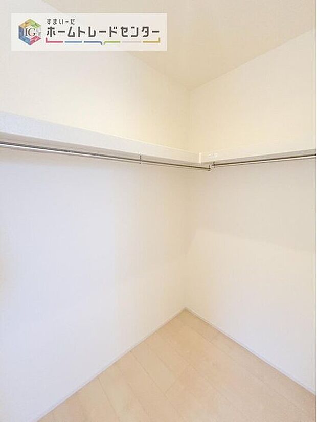 【収納】大容量のウォークインクローゼットです。どなた様でも収納に頭を悩ませたことがあるかと思います。ウォークインクローゼットがございますと一気に解決いたしますし、お部屋を最大限の空間ですっきりお使い頂けます。