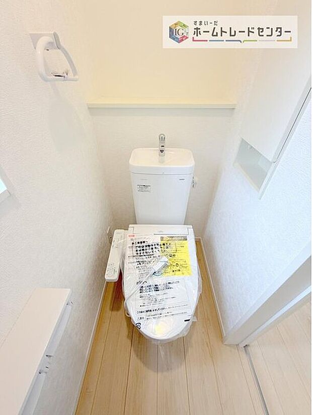 【【トイレ】】暖房機能の付いた便座は冬の寒い日にはあって良かったと本当に思います。もちろん快適で清潔なシャワー機能は標準で備えています。スペースも広くとっているので普段のお掃除もしやすいトイレスペースです。