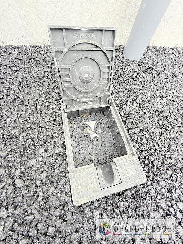 【その他設備】バーベキューなど、お庭でアウトドアを楽しむ方にとっては、外に水栓があれば家の中から水を運び出す手間が省けます。洗車の際にも便利です♪