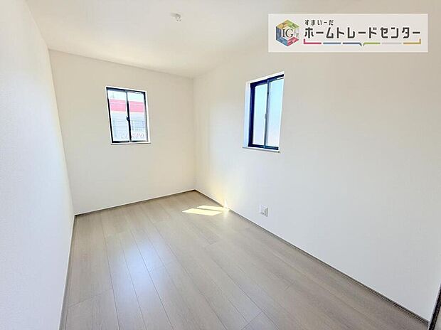 【リビング以外の居室】2面採光の洋室です。窓からの眺望もよくなり視界が広いので、部屋にいても飽きません、そしてもちろん大切なのは明るさと風通し、明るい日差しと心地よい風で自分のお部屋でくつろげる贅沢をご提供します。