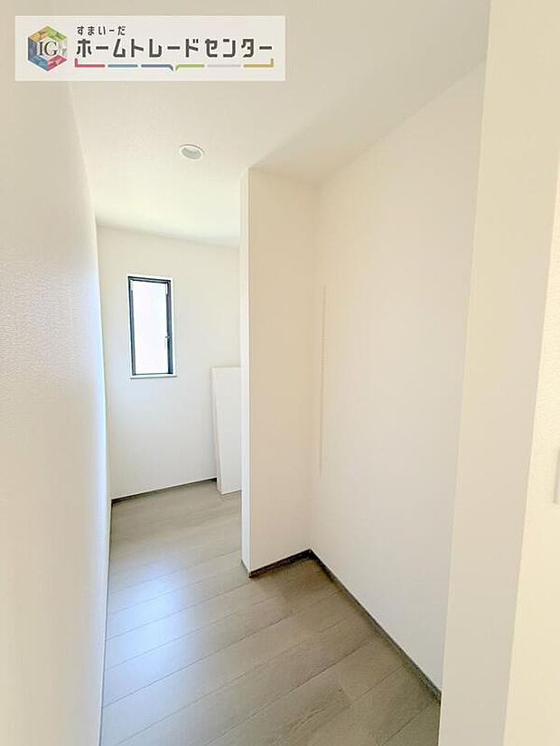 【収納】キッチンの後ろには大きなパントリーを設けました。そのまま食材の保管庫としてお使い頂いても良いですし、1階は何かと物が多くなるので、お掃除道具やお子様のおもちゃ収納にお使い頂いても良いかと思います。