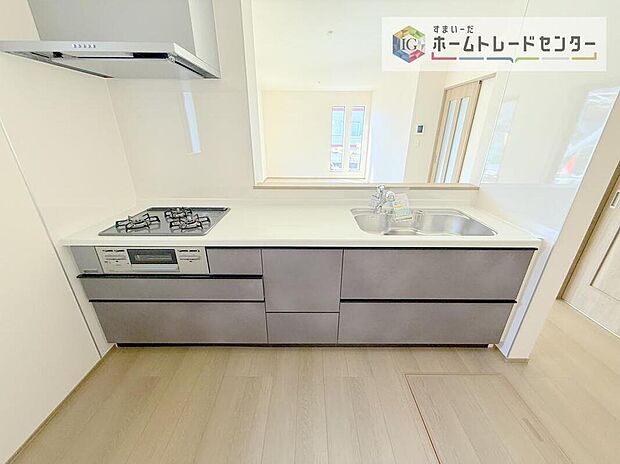 【【システムキッチン】】見栄えもよくお手入れもスムーズに出来ます。豊富な収納力もございますので、キッチンスペースをスッキリとお使い頂けそうです。