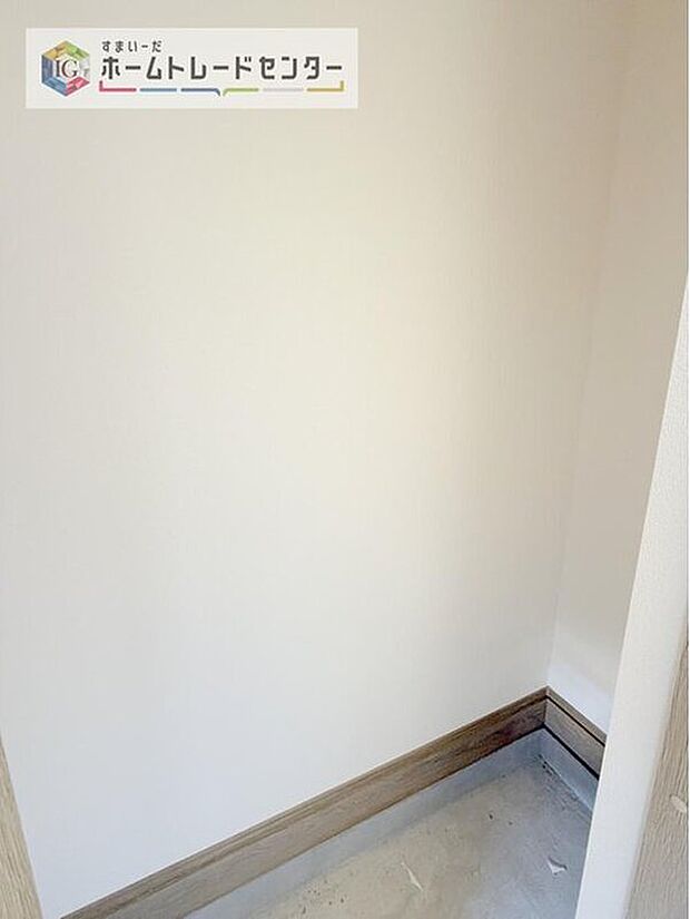 【【シューズインクローク】】ロングブーツやトレッキング靴もすっぽり収まる玄関収納。靴はもちろんベビーカーやお子さんの遊び道具なども置いていただけます。