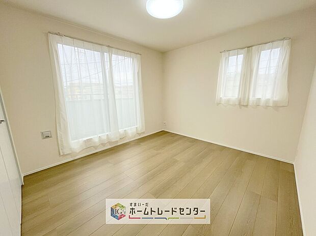 【洋室】2面採光の洋室です。窓からの眺望もよくなり視界が広いので、部屋にいても飽きません、そしてもちろん大切なのは明るさと風通し、明るい日差しと心地よい風で自分のお部屋でくつろげる贅沢をご提供します。