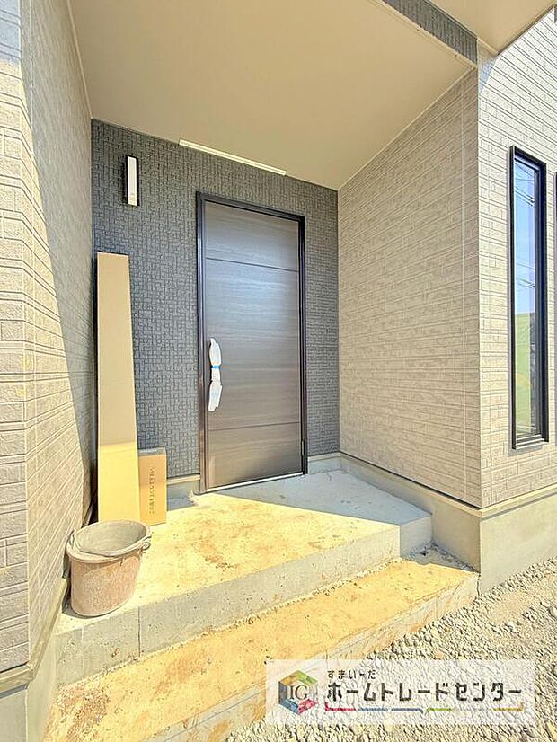 【玄関】駐車場横のアプローチを上がると、木目調の高級感のある玄関ドアがございます。玄関を開けると広々とした空間と収納も目の前に！玄関が広い家は入った瞬間から気持ちが良いです。ぜひご自身で確かめて見て下さい。