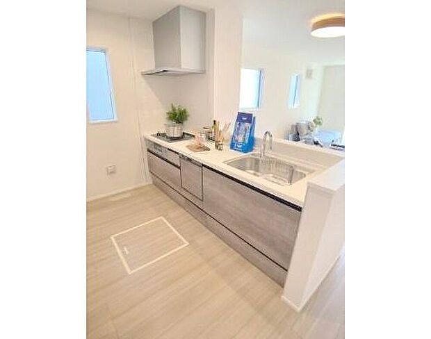 【【システムキッチン】】収納豊富でお手入れも簡単なシステムキッチンを採用しています♪