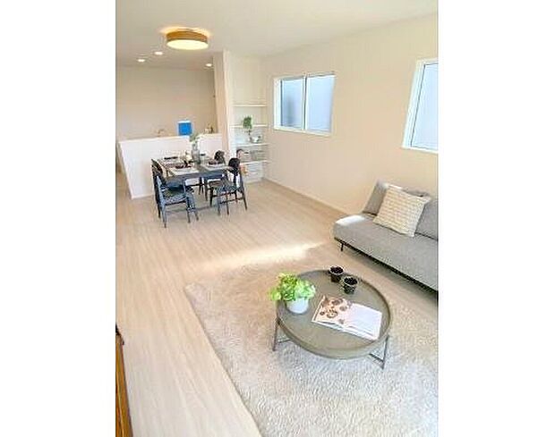 【リビング】縦長で奥行きのあるリビングは、家具の配置がしやすく使い勝手が非常に良いです。特にソファを配置した時にその便利さがお分かりいただけると思います。ゆったりと、くつろげる場所でなくてはならないと考えています