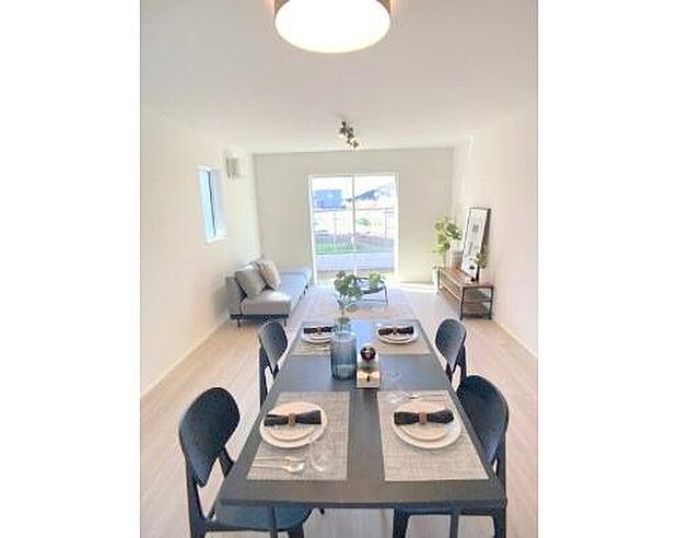 【リビング】広々としたリビングは南側に設けた掃き出し窓からたくさんの陽光を取り入れてくれます。家族が集まる空間ですからやはり明るさと、暖かさは大切です。広さがありますので家具の配置に悩まなくて済むのも良いです。