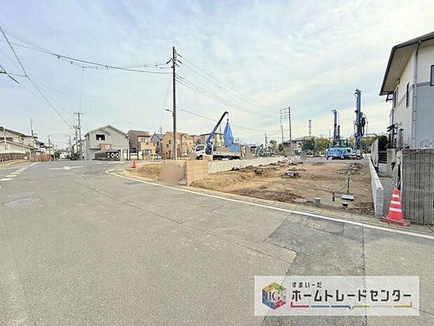 【前面道路含む現地写真】モデルハウスのご案内や、仕様や色の説明も細かくさせていただきます。弊社は飯田グループホールディングス唯一の販売専門会社になるので、細部まで説明いたします。もちろん住宅ローンのご相談だけでも大丈夫です。