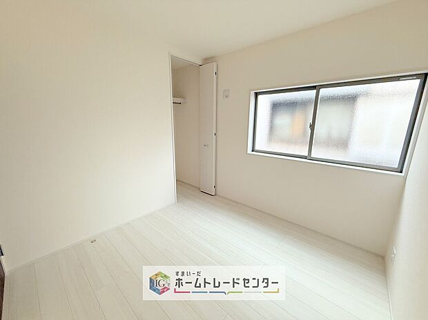 【洋室】実はこのお部屋は、この住戸で一番日当たりの悪い少し暗めのお部屋です。しかし採光をしっかりとっていることもあり、お天気が悪くても昼間に電気を必要とするようなことはありません、充分な明るさです。
