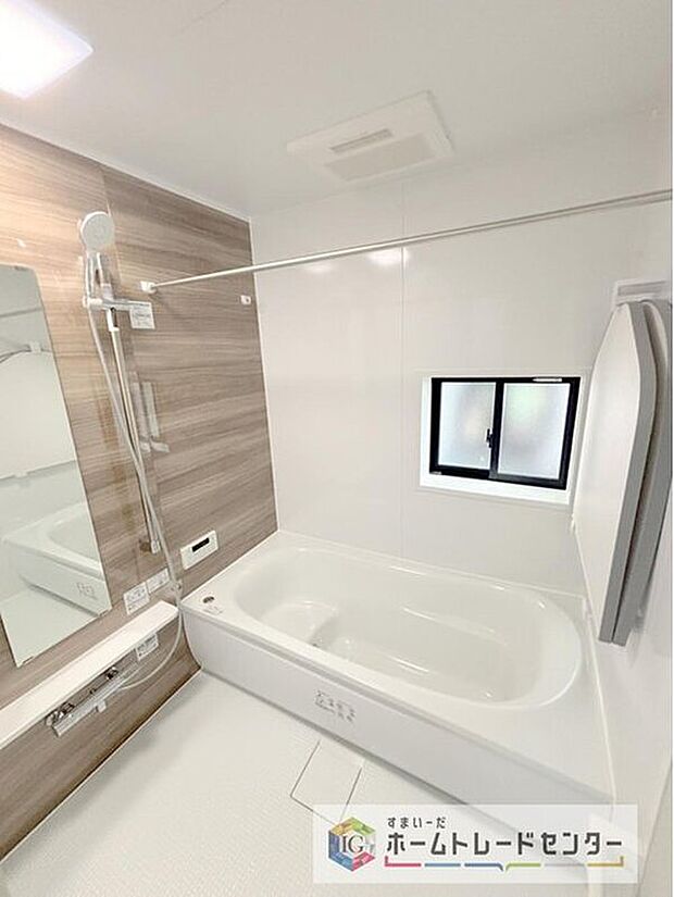 【【浴室】】一坪タイプのユニットバスは、足をしっかりと延ばして一日の疲れを癒すことが可能です。浴室暖房乾燥機も完備しておりますので、カビの心配が無いのはもちろん、雨の日のお洗濯物はお風呂で乾かせます。