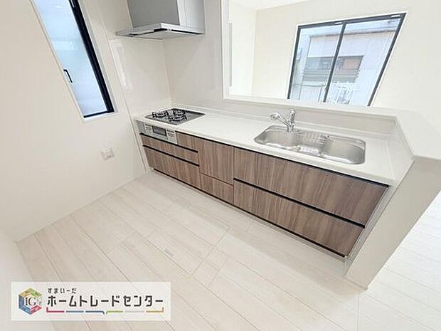 【キッチン】キッチンスペースは家族で作業が出来るよう広めにとりました。みんなで楽しくお料理をすれば、より美味しい食事が創れそうです。そしてお料理好きなお子様が育つかも、もちろん片付けもみんなでできます。