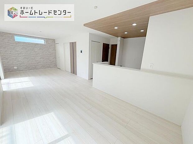 【リビング】対面キッチン前の空間を広めにとっておりますので、ダイニングテーブルを置いてご家族皆様で食卓を囲ってもらっても充分なスペースがございます。家族で楽しいお食事のお時間をお過ごしください。