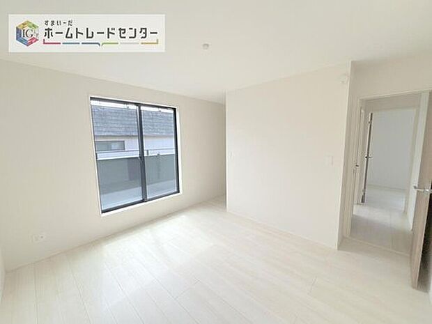 【リビング以外の居室】主寝室は7.25帖、お子様がまだ小さいご家庭なら2階のお部屋はここだけでいいかもしれません、もちろんウォークインクローゼットがついておりますので、荷物に悩まされることなく、好きに家具の配置ができます