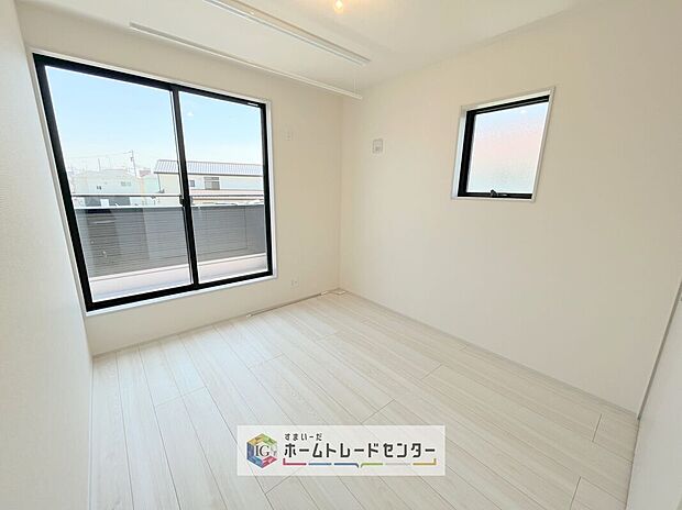 【洋室】2面採光の洋室です。窓からの眺望もよくなり視界が広いので、部屋にいても飽きません、そしてもちろん大切なのは明るさと風通し、明るい日差しと心地よい風で自分のお部屋でくつろげる贅沢をご提供します。
