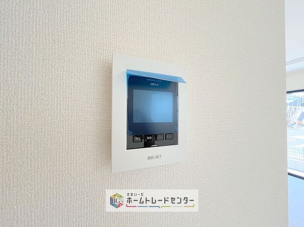 【【TVモニター付きインターホン】】録画機能もあり、どのような人が何時に来訪されたのかが分かります。防犯上はもちろん、お届け物などの把握にも便利です。ライトが付いているので、夜間でも安心です。