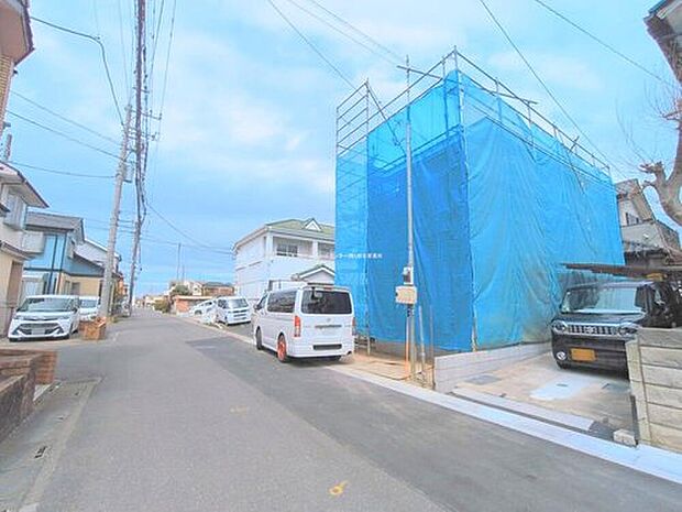 【 前面道路含む現地写真】完成してからは見ることのできない、施工方法や構造をしっかりとご確認いただけるのが、建築中の住宅の大きなメリットです。専門知識を持ったスタッフがご説明させていただきます。お気軽にお問い合わせください。