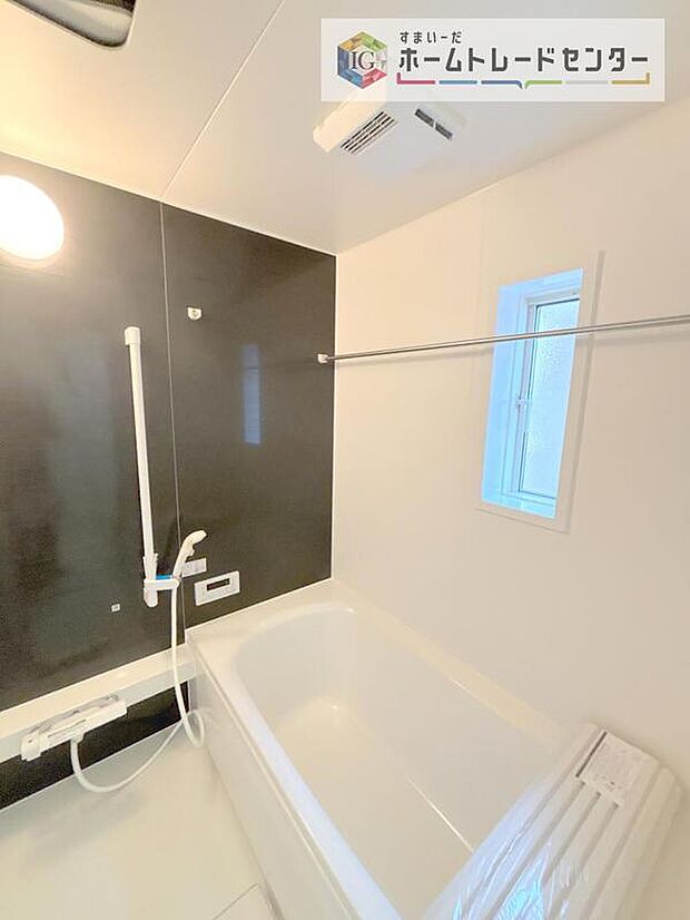 【【浴室】】一坪タイプのユニットバスは、足をしっかりと延ばして一日の疲れを癒すことが可能です。浴室暖房乾燥機も完備しておりますので、カビの心配が無いのはもちろん、雨の日のお洗濯物はお風呂で乾かせます。