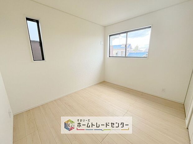 【洋室】2面採光の洋室です。窓からの眺望もよくなり視界が広いので、部屋にいても飽きません、そしてもちろん大切なのは明るさと風通し、明るい日差しと心地よい風で自分のお部屋でくつろげる贅沢をご提供します。