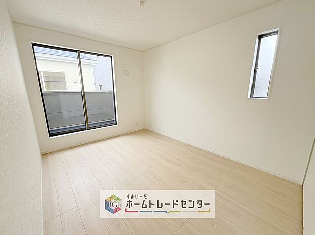 【リビング以外の居室】全居室2面採光です。光を取り入れやすのはもちろんですが、建物全体の窓の数も増えておりますので、換気性能に優れた物件です。窓を開ければ家中を気持ちの良い風が通り抜けます。
