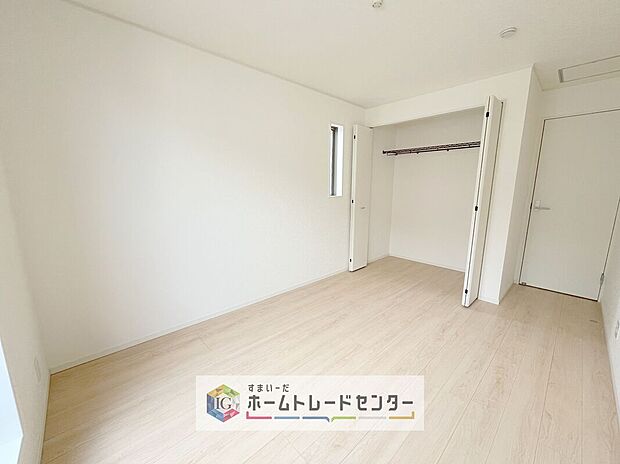 【リビング以外の居室】各居室に収納を完備しております。収納が豊富な住宅は居室空間がしっかりと使えるので暮らしやすさが断然に上がります。荷物をを気にすることなく家具の配置をお好み通りにできるのも大きな魅力です。
