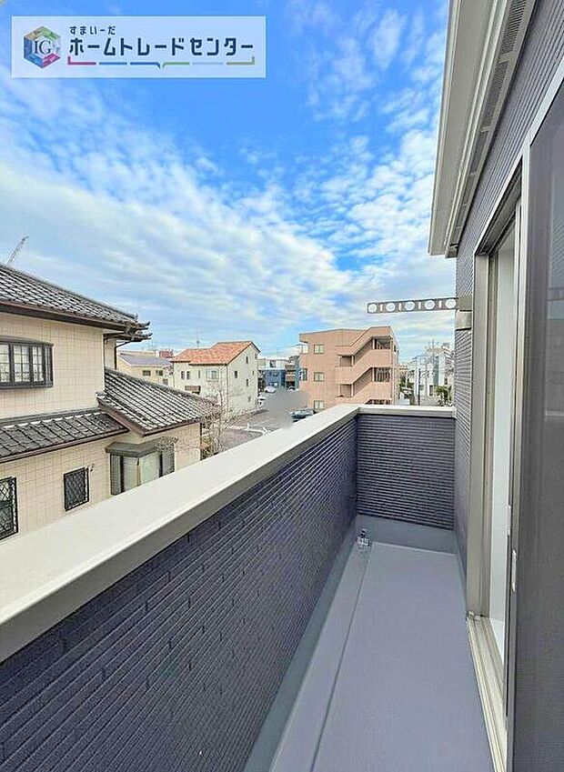 【バルコニー】お洗濯物を干したり、日光浴をしたり、色々なことにお使いいただくバルコニーは、外から見た際に建物の見た目にも大きな影響を与える要素の一つです。自慢の我が家としていただくために形にもこだわりました。