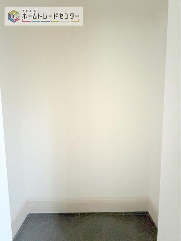 【【シューズインクローク】】ロングブーツやトレッキング靴もすっぽり収まる玄関収納。靴はもちろんベビーカーやお子さんの遊び道具なども置いていただけます。