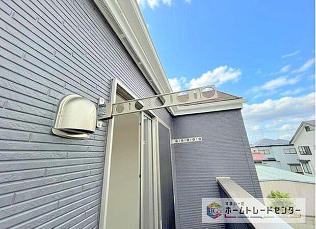 【その他設備】物干し竿受け付きで“干す場所に困らない”バルコニー。急な天気でも出し入れが手早い。日々の洗濯をしっかり回せる実用的な仕様です。