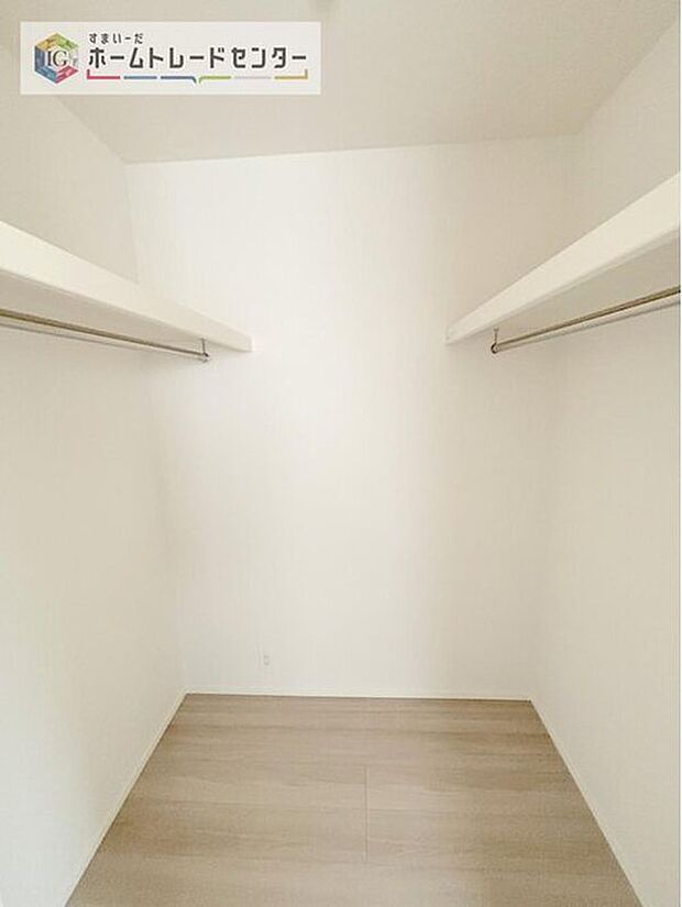 【収納】大容量のウォークインクローゼットです。どなた様でも収納に頭を悩ませたことがあるかと思います。ウォークインクローゼットがございますと一気に解決いたしますし、お部屋を最大限の空間ですっきりお使い頂けます。