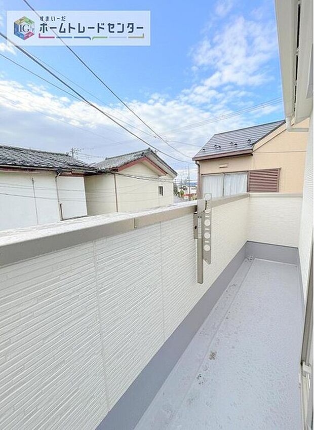 【バルコニー】南面に面したバルコニーはもちろん日当たり良好です。お洗濯物を干していただく際にも楽にできるように奥行きを広くお取りいたしました。明るく、暖かなゆとりあるスペースで快適に家事を行っていただけます。